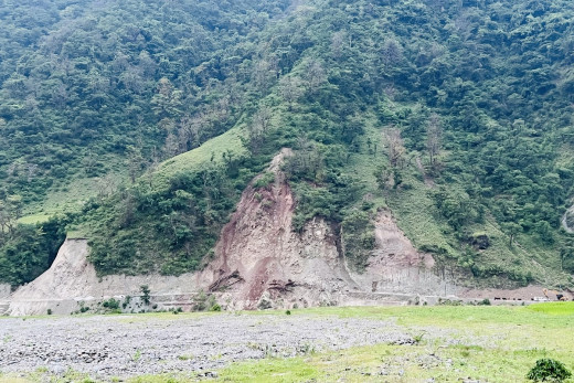 ठेकेदार कम्पनीले ठेक्का रद्द गरेपछि पुन निर्माण अलपत्र